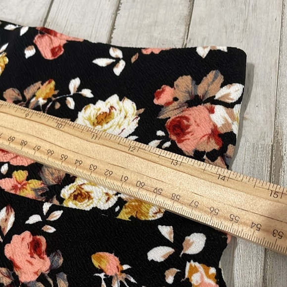 Vamp Floral High Waisted Shorts - Picture 5 of 7